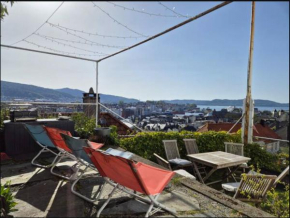 Nydelig hus med privat hage og fantastisk utsikt over Fisketorget, Bryggen og Bergen sentrum